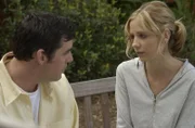 Buffy (Sarah Michelle Gellar, r.) und Xander (Nicholas Brendon, l.) wollen Willow von ihrem Plan, Tara mit schwarzer Magie wiederzubeleben, abbringen, um eine Katastrophe zu verhindern.