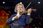 André Rieu begeistert mehr als 150.000 Zuschauer:innen mit seinen traditionellen Konzerten in Maastricht.