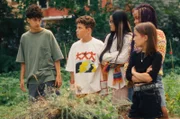 Bis jetzt hat es mit der Zusammenarbeit im Schulgarten noch nicht so gut geklappt. Doch als Pit (Metkan Kalan), Tom (Noah Bailey), Châu (Ngoc Nhi Ha Tran), Milli (Marie Ngando) und Liv (Marie Wahl, v.l.n.r.) von anderen Kindern wegen ihrer Strafarbeit gehänselt werden, sind sich die Fünf plötzlich sehr einig.