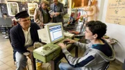 Büttenwarder ist online – die einzige Anschlussstelle: beim Dorffriseur Jürgen Seute (Dirk Martens, 2. v. re.). Sofort wittert Adsche ein Geschäft. Er setzt seinen Enkel Manuel (Leonard Seyd, re.) an den PC und der nimmt gegen Bares Aufträge (hier von Eggi/Till Huster li.) entgegen.