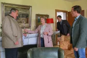 Frau Bachhuber (Kathi Leitner, 2.v.l.), die Haushälterin des Toten, weist die Kommissare Hofer (Joseph Hannesschläger, l.) und Bach (Patrick Kalupa, r.) darauf hin, dass ein Kerzenständer fehlt. Antiquitätenhändler Raimund Trollinger (Christian Aumer, 2.v.r.) verfolgt das Geschehen.