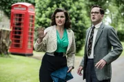 Bunty (Emer Kenny) und Jeremy Meyhew-Bowman (Simon Bubb) müssen mit Entsetzen beobachten, wie aus dem Haus von Mrs. Rudge starker Rauch kommt. Sie befürchten, dass sich noch Menschen und ein Wurf kleiner Kätzchen in dem Haus befinden.