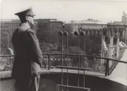 Hitler auf dem Balkon des Wiener Rathauses.