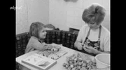 Arbeit im Akkord - zu Hause geht die Arbeit weiter. Mit der sechsjährigen Tochter am Küchentisch beim Kohlputzen.