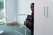 Jack (Ronke Adekoluejo) fliegt beinahe dabei auf, wie sie sich in das Büro der Chefprogrammiererin schleicht. Sie muss schnell für eine Ablenkung sorgen und weiß auch schon, wie.