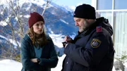 Elias wird vermisst. Polizist Gert (Martin Leutgeb) nimmt die Vermisstenanzeige von Valerie Weiss (Adriane Grzadziel) auf.