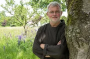 Die erste Reise geht nach Münster in den historischen Klostergarten eines Kapuzinerordens. Der rund 1,5 Hektar große Garten ist das Reich von Bruder Bernd. Der studierte Biologe und Chemiker baut hier vor allem alte und seltene Gemüsesorten an.