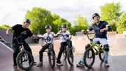 Zusammen mit BMX-Profi Johannes (links) und den Nachwuchs-BMXler Janro und Eloy checkt Julian (rechts) alles zum BMX.