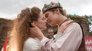 Endlich können sich Prinzessin Friederike (Marlene Tanczik) und Prinz Lennard (Gustav Schmidt) küssen.
