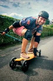 Paddeln für Landratten – Daniel Aßmann übt auf einem Longboard fürs echte Stand-Up-Paddling.