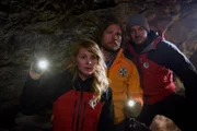 Wo kommt das vergiftete Wasser her? Die Bergretter Katharina (Luise Bähr, l.), Markus (Sebastian Ströbel, M.) und Tobi (Markus Brandl, r.) machen sich auf die Suche.