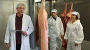 Der Betriebsleiter des Schlachthofs Ole Grigor (Ulrich Wiggers, l.) unterhält sich mit den Ermittlern Nils Theede (Jonas Laux, M.) und Katrin Börensen (Claudia Schmutzler, r.) über ein Vorfall, bei dem einer seiner Mitarbeiter in dem Kühlraum erfroren ist. Grigors Verhalten lässt vermuten, dass er etwas zu verbergen hat.