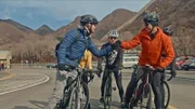 Ash Dykes (l.) beim Radfahren mit Herrn Li Fengyang (Cyling-Enthusiast) und Freunden im Bezirk Yanqing