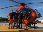 Mit Robert, Markus und Axel checkt Julian (2. von links), wie eine Luftrettung funktioniert.