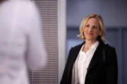 Dr. Bev Clemons (Marlee Matlin)