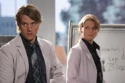 Andie, eine neunjährige Krebspatientin, leidet plötzlich unter schlimmen Halluzinationen. Dr. Robert Chase (Jesse Spencer, l.) und Dr. Allison Cameron (Jennifer Morrison, r.) tappen im Dunkeln, was die Ursache angeht. Kann Dr. House helfen?