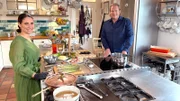 Spargel, ein internationale Klassiker: Monica Riboni (l) und Björn Freitag kochen heimische und italienische Gerichte mit grünem und weißen Spargel.