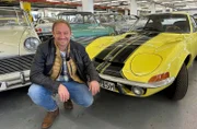 Tobias Kämmerer neben einem echten Klassiker aus Rüsselsheim, einem Opel GT.