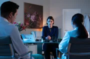 Klinikleiterin Prof. Dr. Maria Weber (Annett Renneberg, mi.) bittet ihre Kollegen Dr. Lilly Phan (Mai Duong Kieu, re.) und Dr. Philipp Brentano (Thomas Koch) künftig schwierige Entscheidungen mit ihr abzusprechen.