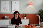Prof. Patzelt (Marijam Agischewa) erwartet Dr. Lindner in ihrem Büro ...
