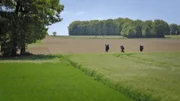 Ylena (Laurian Callebaut), Michiel (Boris Van Severen) und Zoë (Violet Braeckman) filmen ihre Wanderung, um aus der Reise eine Dokumentation zu produzieren.
