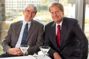 Sam Waterston als Charlie Skinner (l.) und Jeff Daniels als Will McAvoy (r.)