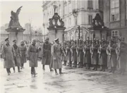 Hitler auf der Prager Burg.