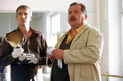Die Cops Satori (Markus Böker, l.) und Hofer (Josef Hannesschläger) sind überrascht, als sie erfahren, dass der Tote offenbar ganz andere Pläne verfolgte, als sein Chef behauptet.