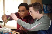 Stevie (Craig Lamar Traylor, l.) und Malcolm (Frankie Muniz, r.) tüfteln an einem Experiment für einen landesweiten Wettbewerb, bei dem sie ein Enzym herstellen sollen. Aber egal, was sie auch unternehmen, es gelingt ihnen einfach nicht ...