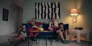 Die Knuppes (Helena Yousefi, l., Milan Peschel, 2. v. l., Minh-Khai Phan-Thi, 2. v. r. und Hoang Minh Ha, r.) sind bei den Nachbarn eingezogen und machen es sich auf dem Sofa gemütlich.