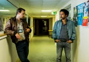 Marcel Zielinski (Matthias Wackrow, l.) und David Grünbaum (Omar El-Saeidi, r.) suchen den Polizeibeamten Tim Keller auf, um ihn zur Tatverdächtigen Esther Bruns zu befragen.