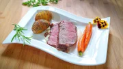 Rosa gebratenes Roastbeef mit Ofenkartoffeln und Möhrengemüse kocht Jens als Hauptgericht.