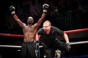 Idris Elba bei seinem ersten Profikampf gegen Lionel Graves in der York Hall, London.