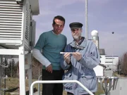 Diplom-Meteorloge Christian auf der Bergwetterstation in Hohenpeißenberg erklärt Willi Weitzel (links) einige Grundlagen der Wetterforschung.