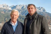 Das Thema Anne beschäftigt Martin (Hans Sigl, r.) sichtlich. Er sucht den Rat seines alten Freundes und Mentors Roman (Siegfried Rauch).