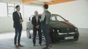 Maximilian Maier mit den Entwicklern eines deutschen Elektroautos. ‚Made in Germany‘ auf Produkten hieß ursprünglich: Achtung! Schlechte Qualität! Warum wandelte sich dieses Image auf der ganzen Welt bald so grundlegend? Und wie sieht es heute aus? Der Historiker und Journalist Maximilian Maier erklärt in der Reihe „Geschichte zum Mitnehmen“ launig und mit Tiefgang Themen aus der Weltgeschichte.