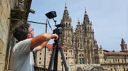 Kameramann und Kathedrale in Santiago.