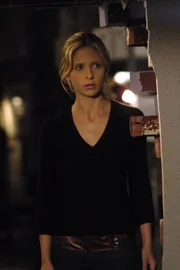 Buffy (Sarah Michelle Gellar) sitzt in einem Grabloch fest, wo sie gegen Monster aus dem Totenreich kämpfen muss.