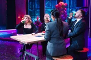 Moderator Edin Hasanovic (r.) spielt mit Annette Frier (l.), Cordula Stratmann (2.v.l.) und Nilam Farooq (2.v.r.) das Spiel "Brainfreeze".