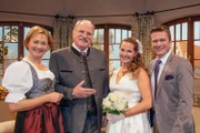 Privatier und "Wettkampf"-Ausrichter Dr. Frank Wilder (Bernd Helfrich, 2. von links) und Bürgermeistergattin Angelika Schultheiß (Michaela Heigenhauser, links) freuen sich mit dem glücklichen Brautpaar Marlene (Nicola Pendelin) und Stefan (Tom Mandl).