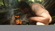 Tommy arbeitet am Feuer.