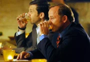 Sebastian Britten (Kai Wiesinger, li.) und sein Chef Lothar Franzen (Alexander Held) reden bei einem Glas Whiskey über gewisse Probleme.