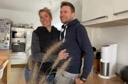 Svenja (l) und Jan Krüger in ihrer Küche in Viersen.