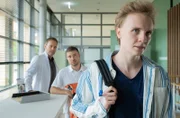 Laurenz Beninger (Hannes Linder, re.) will sofort die Sachsenklinik verlassen. Er ist frisch operiert und lässt sich weder von Dr. Hoffmann (Julian Weigend, li.) noch von Kris Haas (Jascha Rust, mi.) davon abhalten.