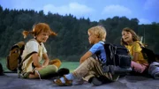 Pippi (Inger Nilsson) und ihre Freunde Tommy (Pär Sundberg) und Annika (Maria Persson) reisen auf dem Dach der Eisenbahn.