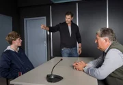 ARD HEITER BIS TÖDLICH - MORDEN IM NORDEN, III. Staffel der Krimiserie am Vorabend mit 8 neuen Folgen, Folge 44 "Zivilcourage" am Dienstag (09.12.14) um 18.50 Uhr im Ersten. Kriminalkommissar Finn Kiesewetter (Sven Martinek, M.) und Schröter (Veit Stübner, r.) zeigen Moritz Fürstenberg (Til Schindler, l.) sein verlorenes Amulett und stellen ihn zur Rede.
