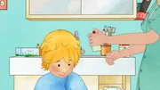 Im Badezimmer sprüht Mama Conni das Anti-Läusemittel auf das trockene Haar. Conni sitzt auf einem Hocker und hat ein Handtuch um die Schulter gelegt.