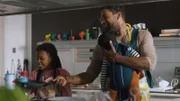 Stanley (Edwin Jonker) gibt seine Karriere auf, um sich ganz seinen Kindern Chanel (Chloé Bouterse) und New York zu widmen.