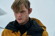 Der Doppelgänger von Alex Rider (Otto Farrant) verlässt heimlich die Eliteschule "Point Blanc". Er tötet dabei einen Autofahrer.