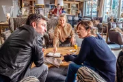 Die lesbische Assistentin des Opfers, Dana Bachmann (Eva-Maria Grein von Friedl, M.) weißt jeden Verdacht von sich und gibt Lukas (Jakob Seeböck, l.) und Nina (Julia Cencig, M.) einen Einblick in die Arbeitsweise ihres ermordeten Chefs.